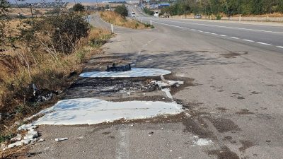 Doğanpınar Kavşağı’nda yol kenarına bırakılan beyaz renkli sanayi tipi atık
