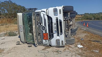 Balıkesir’in Savaştepe-Balıkesir Karayolu üzerinde virajı alamayan tır devrildi. Kazada sürücü