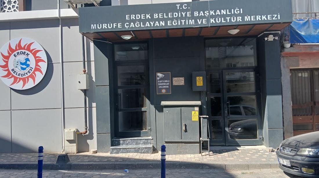 ATATÜRK BÜSTÜ NEREDE? Erdem ÖZCAN Erdek İnönü Caddesi’nde eski hamamın bulunduğu yerde önceki
