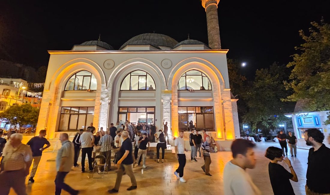 Tarihi Camii Kandil Gecesinde Doldu Taştı Bandırma’da Mevlid Kandili dolayısıyla düzenlenen programda Kur’an-ı Kerim tilaveti ve
