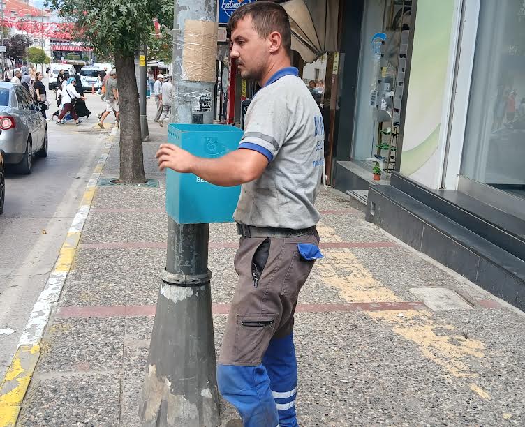 ÇÖP KUTULARI ÇALINIYOR Erdem ÖZCAN Şehir içinde en kolay çalınacak nesne çöp kutuları.