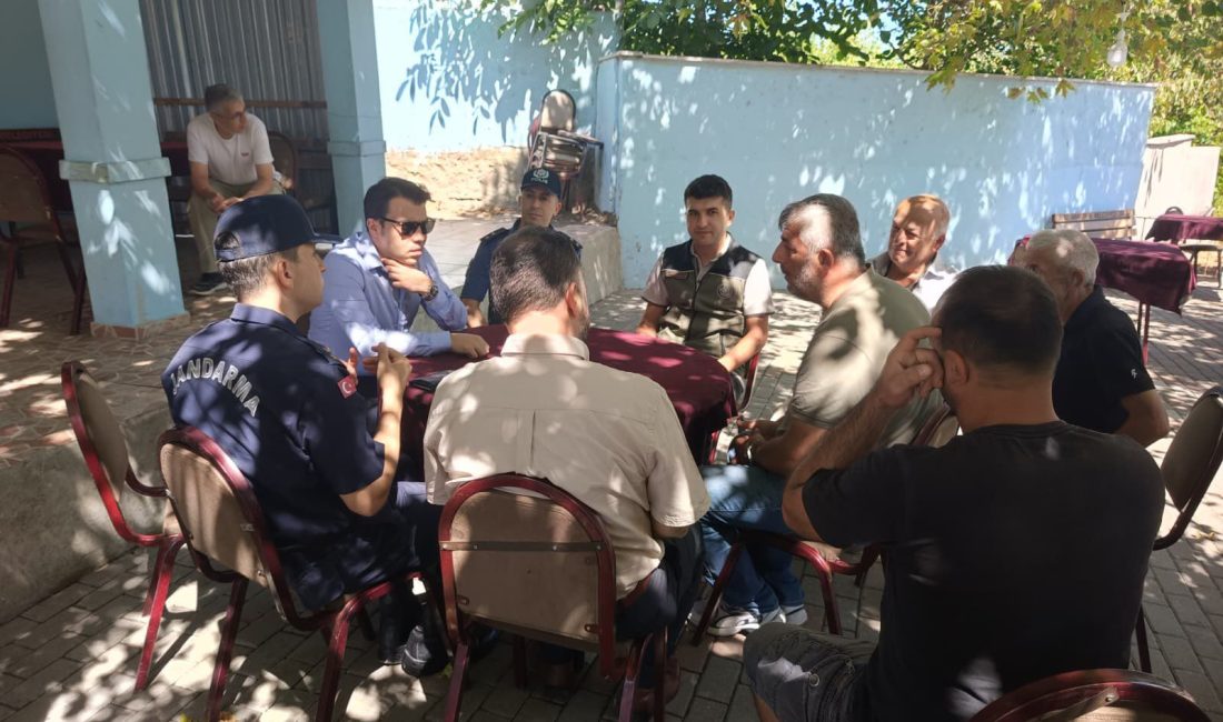 Manyas Kaymakamı Coşkun Topuz, mahalle ziyareti sırasında vatandaşların taleplerini dinledi