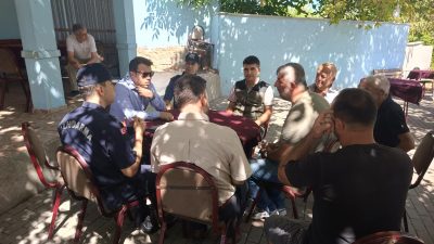 Manyas Kaymakamı Coşkun Topuz, mahalle ziyareti sırasında vatandaşların taleplerini dinledi