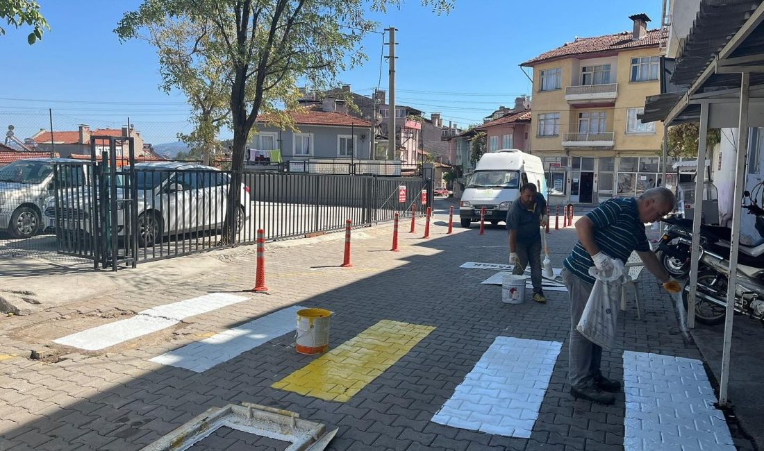 Dursunbey’de okul önlerinde güvenlik önlemleri Dursunbey Belediyesi Zabıta Amirliği, öğrencilerin güvenliği için yaya geçitlerini daha