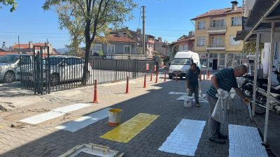 Dursunbey Belediyesi Zabıta Amirliği, öğrencilerin güvenliği için yaya geçitlerini daha