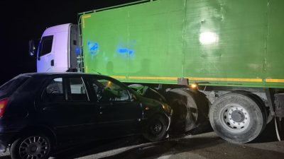 Balıkesir-Bandırma Karayolu’nda Susurluk Göbel Mahallesi mevkiinde kamyon ile otomobilin karıştığı