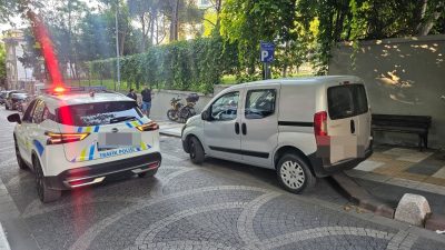Bandırma İlçe Emniyet Müdürlüğü ekipleri, engelli bireyler için ayrılan park