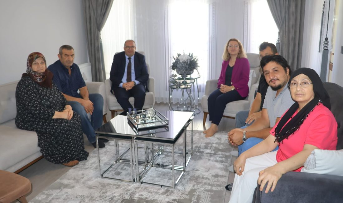 Gülen Kore Gazisi Demirel ile bir araya geldi Susurluk Kaymakamı, Kore Gazisi ve ailesini ziyaret ederek devletin gazilere