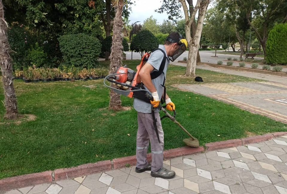 Gönen Belediyesi parke taş tamirinden bordür yenilemeye, yağmur suyu hattı
