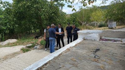 Kaymakam Coşkun Topuz, Ören Mahallesi’nde baraj çevresinde incelemelerde bulunarak vatandaşların