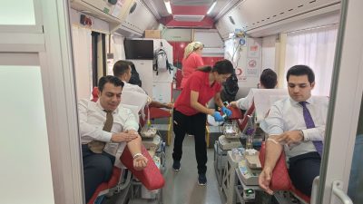 Manyas’ta Türk Kızılayı kan bağışı aracı vatandaşlarla buluştu. Kaymakam Coşkun