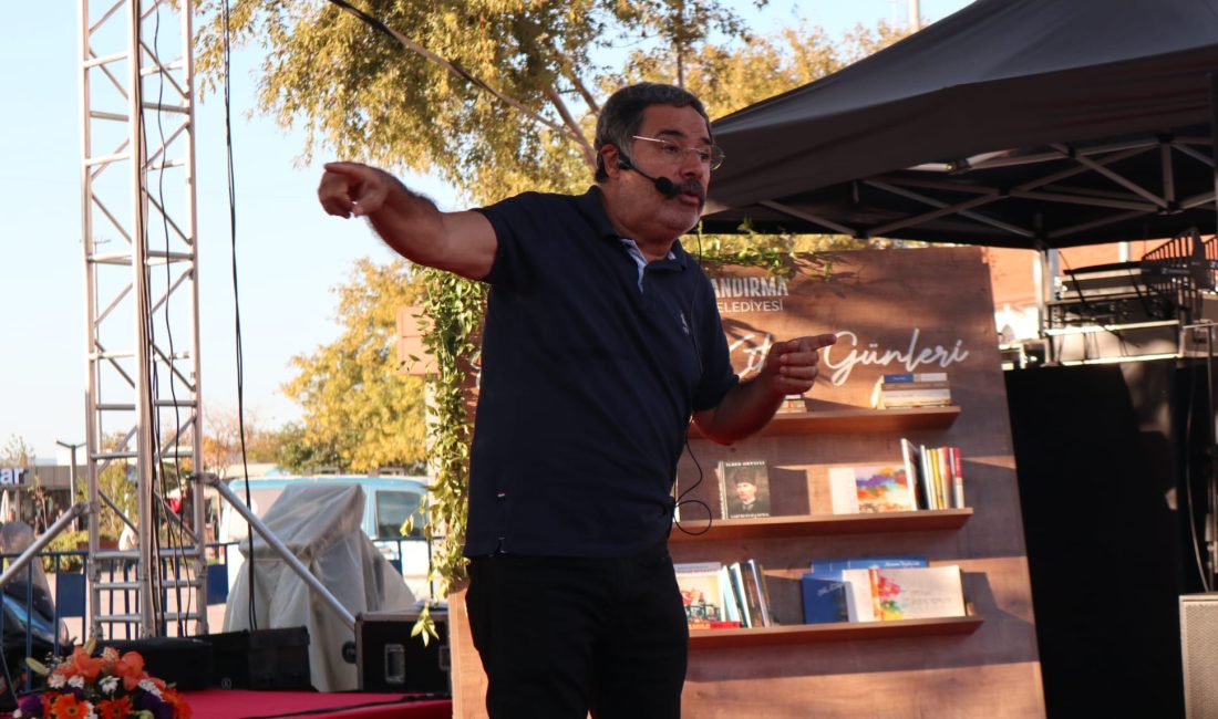 Ahmet Ümit Bandırma’da konuştu Bandırma Belediyesi’nin 7’ncisini düzenlediği Kitap Günleri’nde okurlarıyla buluşan Ahmet Ümit,