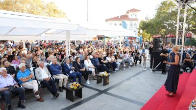 Kitap günlerinde Bandırmalılarla buluşturulan Oyuncu Sunucu Ceyda Düvenci, sanat yaşamı