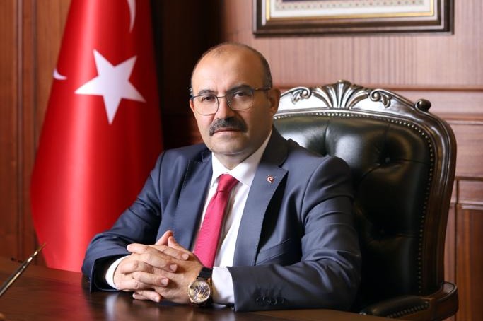 Vali Ustoğlu: “İtfaiyecilerimiz güven ve huzurun teminatıdır” Balıkesir Valisi İsmail Ustoğlu, İtfaiye Haftası dolayısıyla yayımladığı mesajında itfaiyecilerin