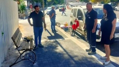 Bandırma Belediyesi ekipleri, Paşakonak Mahallesi Mehmetçik Caddesi’nde kaldırılan bankların montajını
