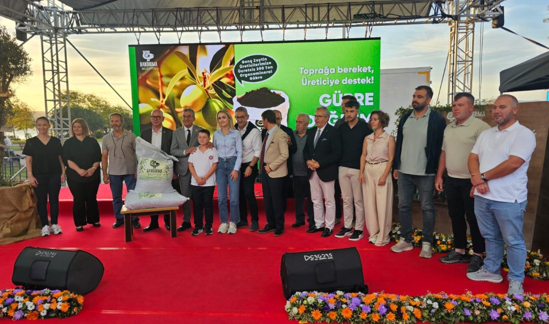 Cumhuriyet Meydanı’nda düzenlenen törende, 40 yaş altı zeytin üreticilerine organomineral