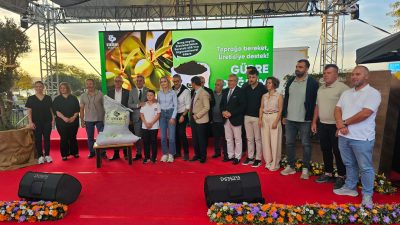 Cumhuriyet Meydanı’nda düzenlenen törende, 40 yaş altı zeytin üreticilerine organomineral