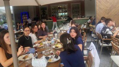 12’nci sınıf öğrencileri için düzenlenen motivasyon kahvaltısında öğrenciler, veliler ve