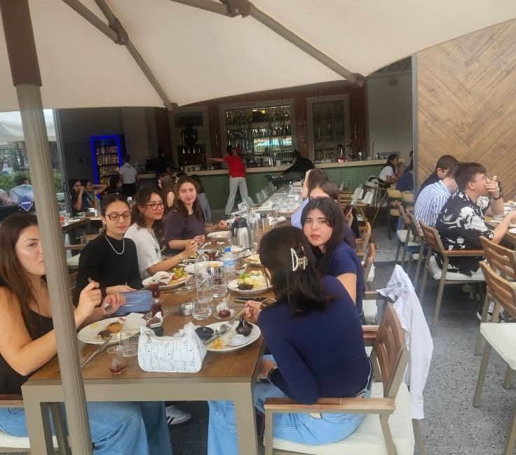 12’nci sınıf öğrencileri için düzenlenen motivasyon kahvaltısında öğrenciler, veliler ve