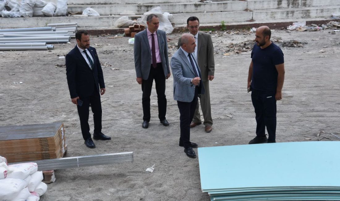 Balıkesir İl Millî Eğitim Müdürü Murat Demir ve beraberindeki heyet,