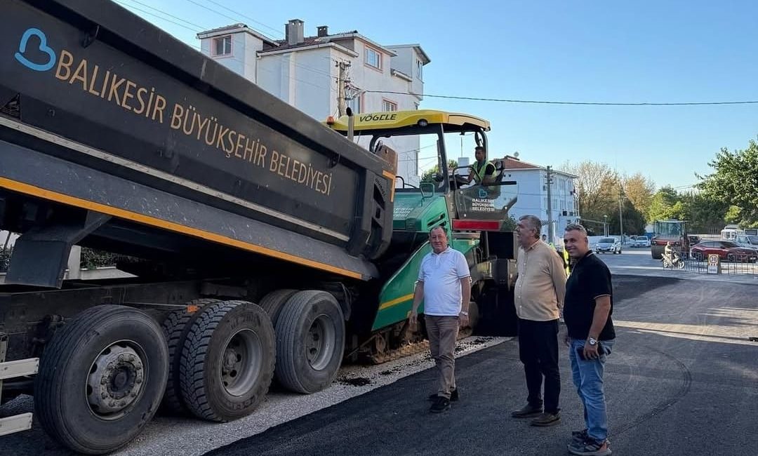 Gönen ve Balıkesir Büyükşehir Belediyesi ekiplerinin ortak yürüttüğü yol yapım