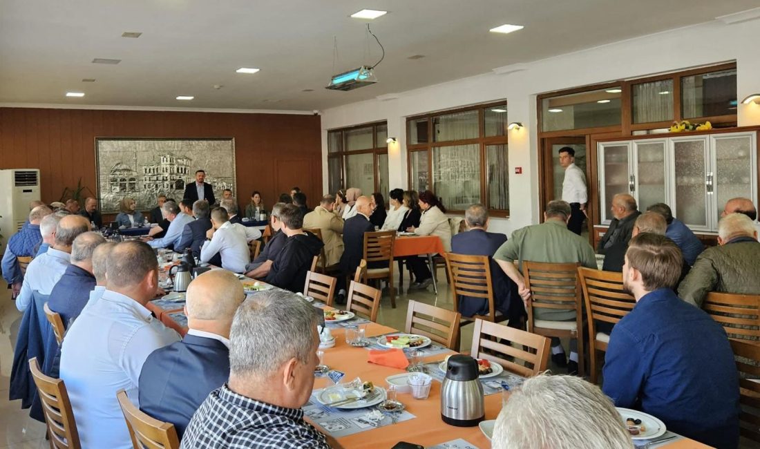 Aydemir Bandırma’da esnaf ve vatandaşlarla buluştu AK Parti Balıkesir İl Başkanı Mehmet Aydemir, Bandırma’da muhtarlar, esnaf,