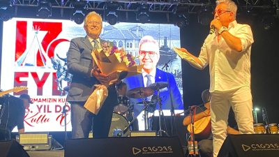 Sanatçı Ali Altay, Bandırma’nın kurtuluşunun 103’üncü yıl dönümünde vatandaşlarla buluşturularak