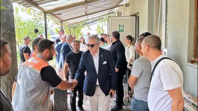 Bandırma Belediye Başkanı Dursun Mirza, Fen İşleri Birimi çalışanlarıyla şantiyede