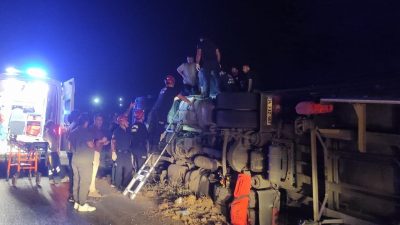 Paketli gıda yüklü tır, direksiyon hakimiyetinin kaybedilmesi sonucu devrildi. Sürücü