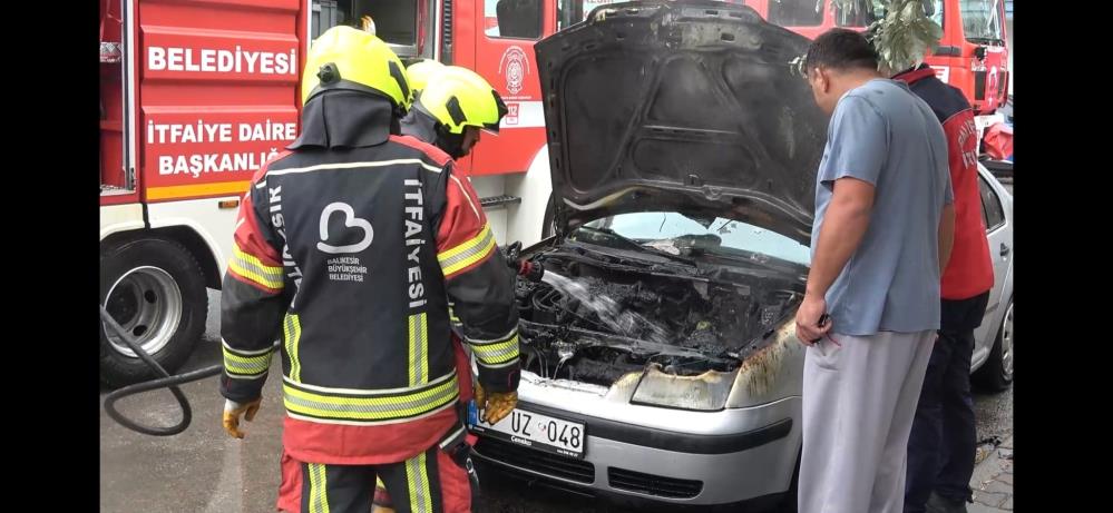 Balıkesir’de park halindeki araç yandı Karesi’de park halindeki bir otomobilde yangın çıktı. Olay, bugün saat