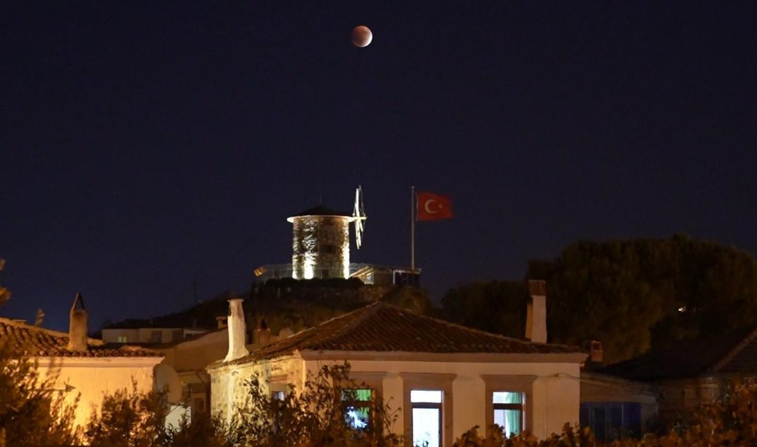 “Kanlı Ay” Ayvalık’tan görüntülendi “Kanlı Ay” tutulması Cunda (Alibey) Adası’nda görüntülendi. Gün batımı ile