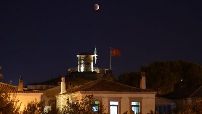 “Kanlı Ay” tutulması Cunda (Alibey) Adası’nda görüntülendi. Gün batımı ile