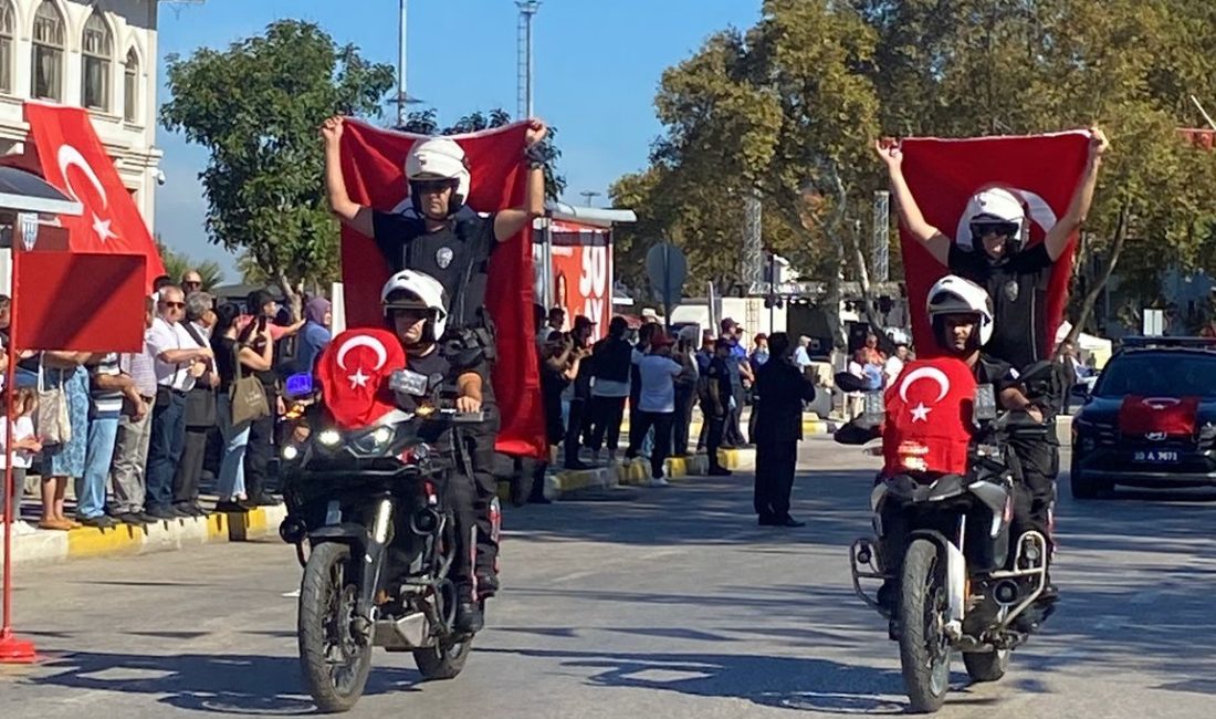 Bandırma’nın düşman işgalinden kurtuluşunun 103’üncü yılı, Cumhuriyet Meydanı’nda düzenlenen resmi