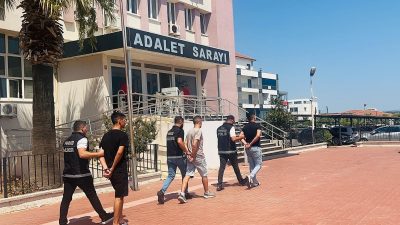 Edremit ve Ayvalık ilçelerinde polisin düzenlediği uyuşturucu operasyonlarında gözaltına alınan