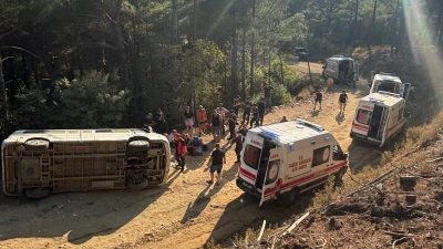 Edremit’teki kazada tur minibüsü devrildi. Kazdağı Milli Parkı’nda meydana gelen