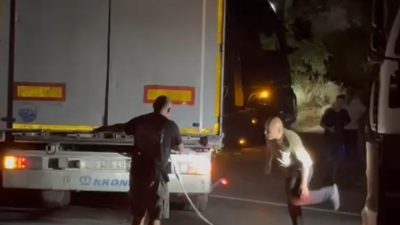 Bandırma’da kontrolden çıkan tırın refüje girdiği kazada 1 kişi yaralandı.