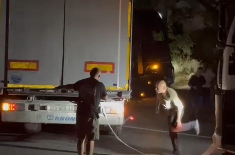 Bandırma-Gönen karayolunda tır kazası: 1 yaralı Bandırma’da kontrolden çıkan tırın refüje girdiği kazada 1 kişi yaralandı.