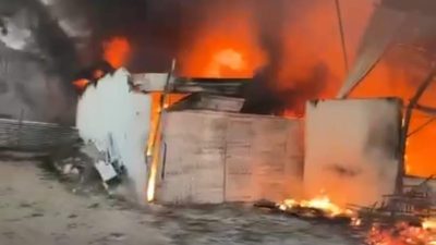 Marmara Avşa Adası Gavurdere Mevkii’nde çıkan yangın, bir mobilya deposunu