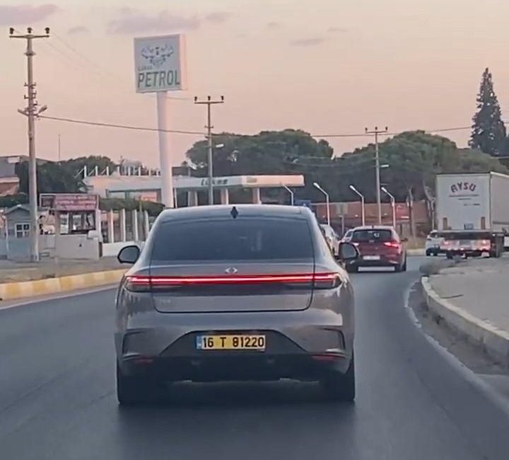 TOGG’un yeni sedan modeli T10F Ayvalık’ta seyir halinde görüntülendi TOGG’un yeni sedan modeli T10F, Balıkesir’in Ayvalık ilçesinde seyir halinde