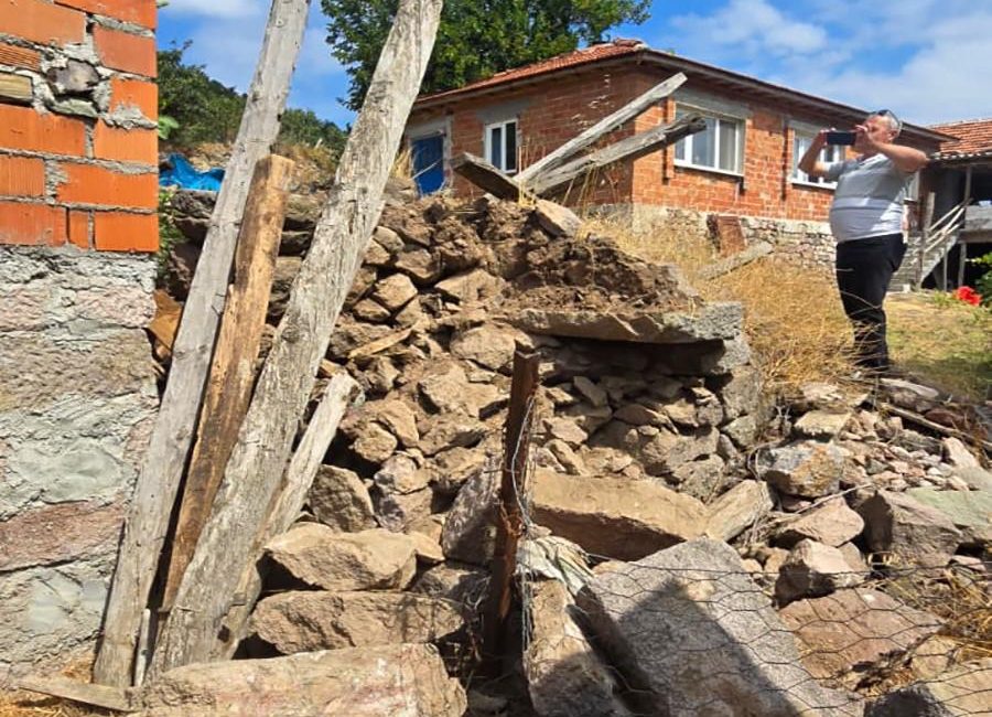 Balıkesir’de 4.9 büyüklüğünde depremde 2 metruk evde çökmeler meydana geldi Sındırgı ilçesinde 4.9 büyüklüğünde deprem meydana geldi. Deprem, İzmir, Manisa,