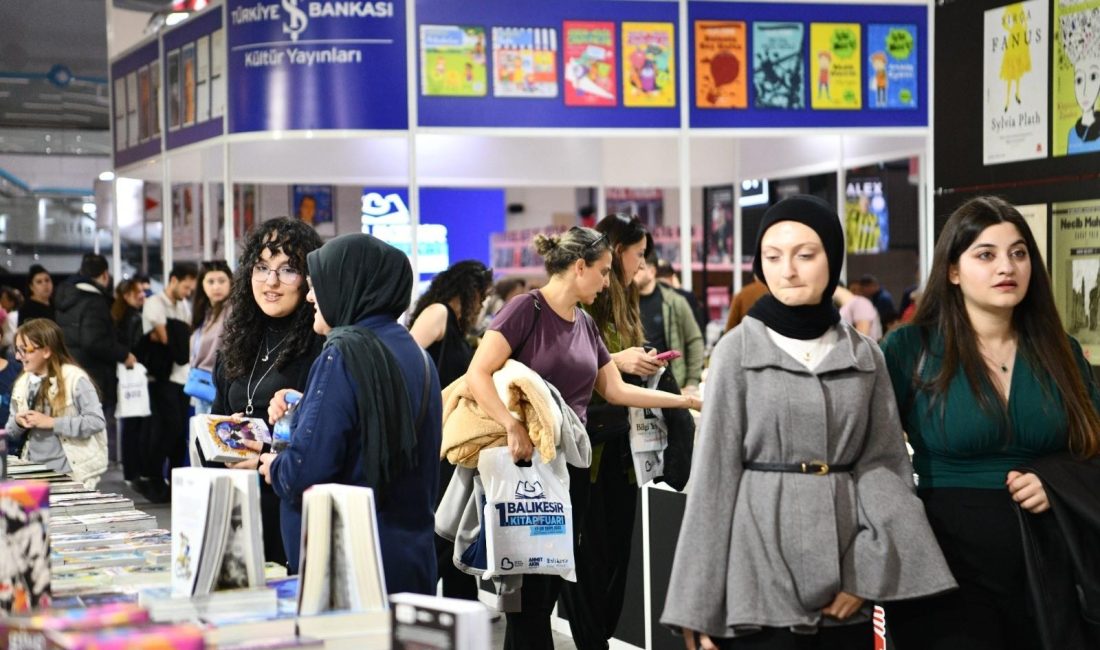 Balıkesir Kitap Fuarı’nı ilk iki günde 35 bin kişi ziyaret etti Balıkesir Büyükşehir Belediyesi tarafından bu yıl ilk kez düzenlenen Balıkesir
