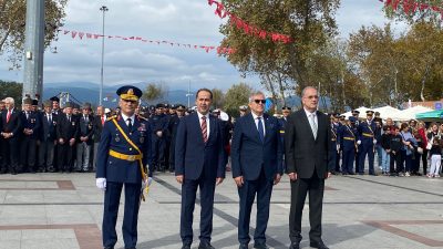 Bandırma’da 29 Ekim Cumhuriyet Bayramı kapsamında resmi tören gerçekleştirilerek Atatürk