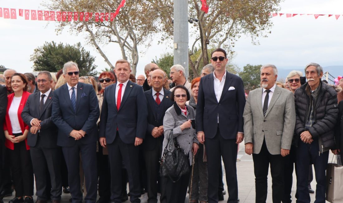 Cumhuriyet’in 102. yılı dolayısıyla Bandırma Cumhuriyet Meydanı’nda CHP öncülüğünde düzenlenen