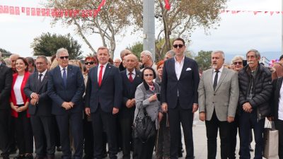 Cumhuriyet’in 102. yılı dolayısıyla Bandırma Cumhuriyet Meydanı’nda CHP öncülüğünde düzenlenen