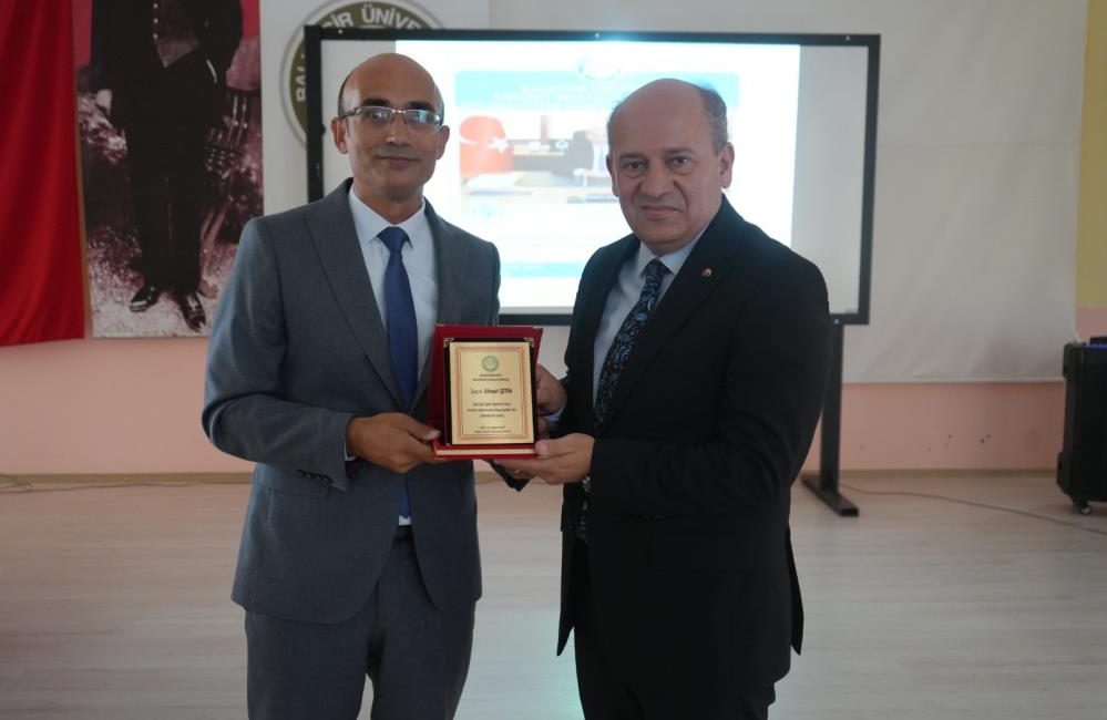 Balıkesir Üniversitesi Edremit MYO’da açılış dersi gerçekleştirildi Balıkesir Üniversitesi Edremit Meslek Yüksekokulu’nun 2025-2026 eğitim-öğretim yılı açılış dersi,