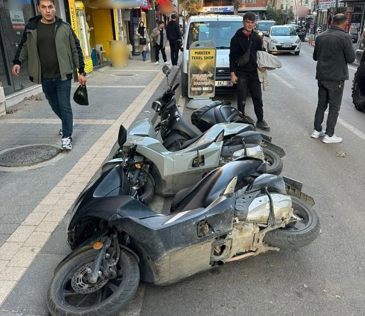 Üç motosiklet domino taşı gibi devrildi Erdek’te meydana gelen kazada bir sürücü, çarptığı park halindeki üç