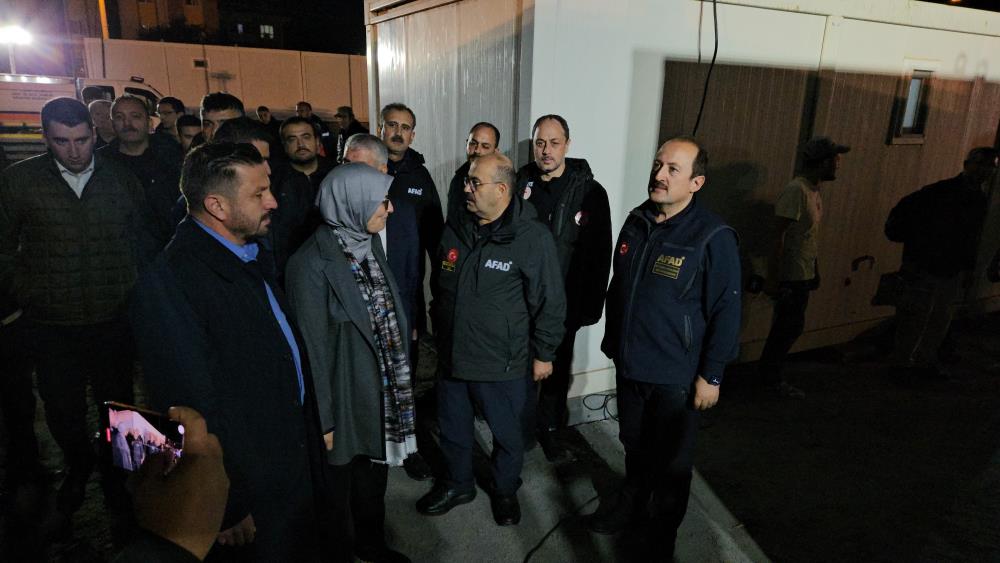 Sındırgı’da depremin yaraları sarılıyor AFAD Başkanı Ali Hamza Pehlivan, Sındırgı ilçesinde kurulumunu tamamladıkları 100