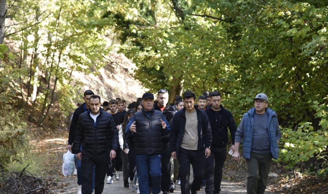 Dursunbey’de öğrenciler sonbahar renkleriyle doğa yürüyüşü yaptı Dursunbey Belediyesi ve DMYO iş birliğiyle düzenlenen doğa yürüyüşü etkinliğinde