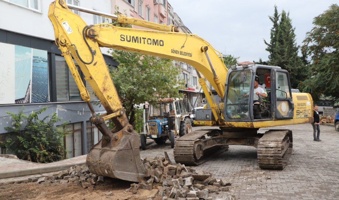 Gönen genelinde belediyeden yoğun mesai Gönen Belediyesi ekipleri, mahallelerde parke taş, rögar, yağmur suyu hattı