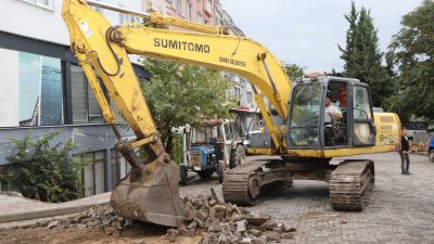 Gönen Belediyesi ekipleri, mahallelerde parke taş, rögar, yağmur suyu hattı
